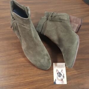 New Without Tags Violet & Red Jenna Army Green Suede Zip Ankle‎ Boots Size 10